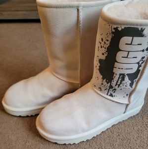 Classic shirt UGG splatter boot in off white size 8